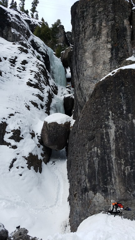 Chockstone Chimney seen from the base (Category:  Ice Climbing, Skiing)